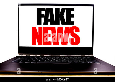 Handschriftlichen Text, gefälschte Nachrichten. Business Konzept schreiben für Hoax Journalismus auf dem vorderen Bildschirm geschrieben, weisser Hintergrund mit Platz anzeigen. Stockfoto