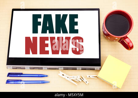 Hand schreiben Bildunterschrift Inspiration zeigen gefälschte Nachrichten. Business Konzept für Hoax Journalismus Stockfoto