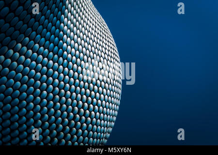 Großbritannien, Birmingham - 28. Dezember 2016. Die Fassade des Gebäudes Selfridges in Birmingham, England. Das Gebäude ist von Architekturbüro zukünftige Systeme konzipiert und die Fassade besteht aus 15.000 eloxiertem Aluminium Scheiben auf einem blauen Hintergrund montiert. Stockfoto