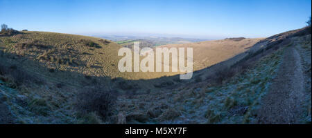 Butser Hill Landschaft an einem klaren kalten Wintermorgen in Hampshire, Großbritannien. South Downs National Park. Stockfoto