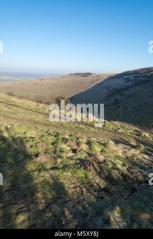 Butser Hill Landschaft an einem klaren kalten Wintermorgen in Hampshire, Großbritannien. South Downs National Park. Stockfoto