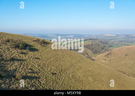 Butser Hill Landschaft an einem klaren kalten Wintermorgen in Hampshire, Großbritannien. South Downs National Park. Stockfoto