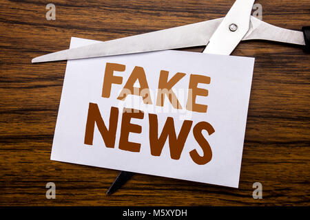 Hand schreiben Bildunterschrift Inspiration zeigen gefälschte Nachrichten. Business Konzept für Hoax Journalismus auf Notiz geschrieben, Holz- mit bunten Schere Bedeutung Stockfoto