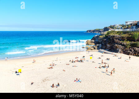 In Australien Menschen in bondie Beach und das Resort in der Nähe von Ocean Stockfoto