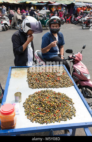 Zwei Personen auf dem Motorrad, Street Food, Phnom Penh, Kambodscha, Asien Stockfoto