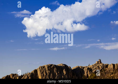 SD 00041-00 ... South Dakota - Lookout auf Harney Peak (7,242 feet) South Dakota den höchsten Punkt von Little Devils Tower gesehen. Stockfoto