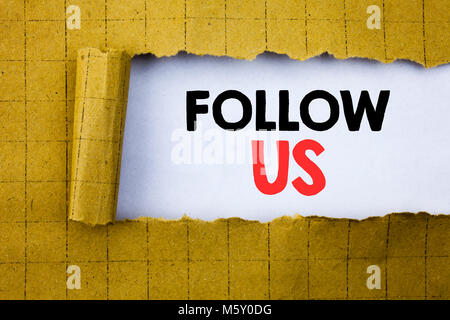 Folgen Sie uns. Business Konzept für Social Media Marketing auf weißem Papier auf Gelb gefaltetes Papier geschrieben. Stockfoto