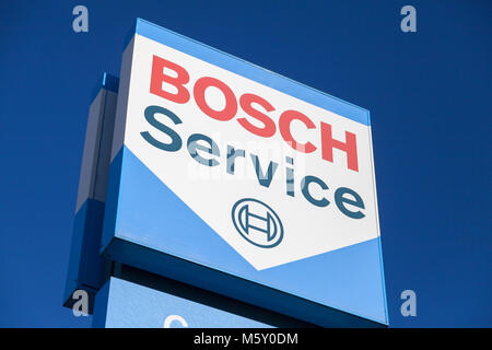 Fürth/Deutschland - am 25. FEBRUAR 2018: Bosch Logo in der Nähe eines Bosch Service Gebäude. Bosch ist ein Deutscher multinationalen Elektrotechnik und Elektronik Firma, die er Stockfoto
