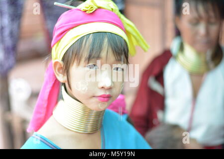 Lange Hals Frauen in einem Stamm in der Nähe von Chiang Mai im Norden von Thailand. Stockfoto