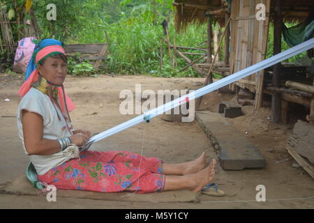 Lange Hals Frauen in einem Stamm in der Nähe von Chiang Mai im Norden von Thailand. Stockfoto