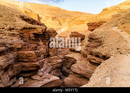 Winkte und geschichteten Felsen des Red Canyon gebildet und durch Wasser erodiert. Naturschutzgebiet in der Nähe von Eilat, Negev Wüste in Israel, beliebte Touristenattraktion Stockfoto