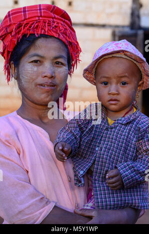 Kalaw: Frau, Junge Kind, Pa-O-Stamm,, Shan Staat, Myanmar (Birma) Stockfoto