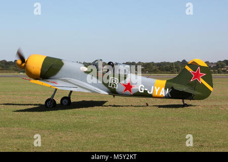 Ein privat geführtes Jakowlew Jak-50 heraus rollen an der kleine Flughafen von North Weald in Essex, UK. Dieses Flugzeug ist auch Teil der AeroStars display Team. Stockfoto