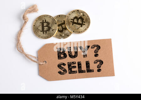 Crypto Währung, golden Bitcoin mit einem Karton Preis auf weißem Hintergrund Stockfoto