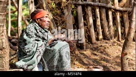 Äthiopien, LALIBELA - ca. Januar 2018-- unidentifiedman Gebet Mann die genna Feier Stockfoto