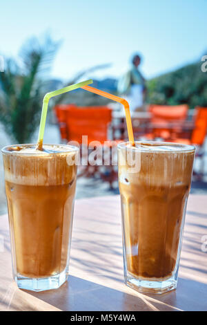 Kaffee frappe, griechische Küche auf den Tisch am Strand Stockfoto