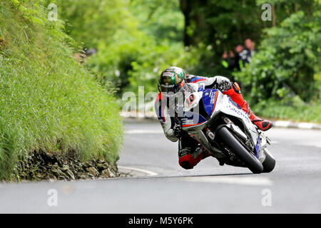 Peter Hickman 'Hicky' auf dem Rennrad BMW Superbike von Smith während der Senior-TT auf der Insel Man Stockfoto