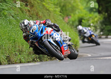 Michael Dunlop, gefolgt von seinem Bruder William, während des Senior TT-Motorradrennens auf der Insel Man Stockfoto