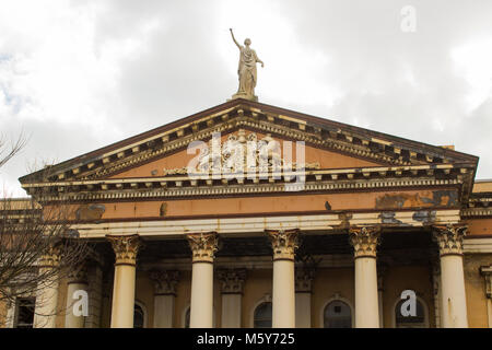 Die Ruinen der historischen Crumlin Road courthouse in Belfast, Nordirland, die durch einen Brand beschädigt war und wartet darauf, Sanierung. Stockfoto