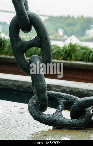 Closeup abstrakt-Kette vom Boot in einem großen Schiff Anker Stockfoto