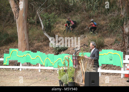 Zeremonie, Wanderkarte und Trail. Assemblymember Richard Blüte spricht die Masse an das Rückgrat Trail Zeremonie, während ein Wanderer und Radfahrer hinter den Weg weisen. Stockfoto