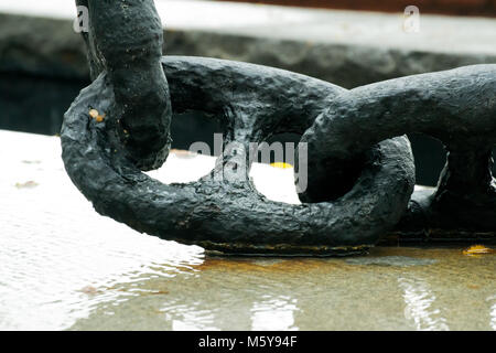 Closeup abstrakt-Kette vom Boot in einem großen Schiff Anker Stockfoto