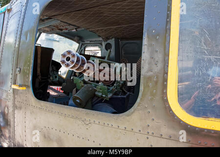 Die M134 Minigun innerhalb eines Huey Hubschrauber Museum der Kriegszeugnisse in Ho Chi Minh City Vietnam Asien Stockfoto