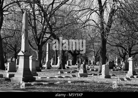 Ernste Markierungen am historischen Nordseite Rosehill Cemetery, Chicagos größte Begräbnisstätte. Stockfoto