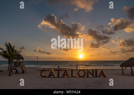 Puerto Maroma, Mexiko, 22 Feb, 2018. Die Sonne über dem karibischen Meer in Katalonien Hotel Vacation Resort auf Maroma Beach. Enrique Ufer/Alamy St Stockfoto