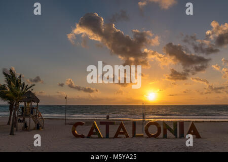 Puerto Maroma, Mexiko, 22 Feb, 2018. Die Sonne über dem karibischen Meer in Katalonien Hotel Vacation Resort auf Maroma Beach. Enrique Ufer/Alamy St Stockfoto