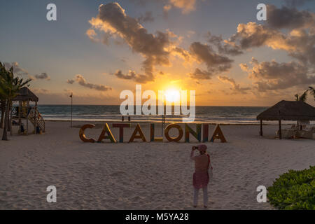 Puerto Maroma, Mexiko, 22 Feb, 2018. Ein Tourist nimmt Bilder wie die Sonne über dem karibischen Meer in Katalonien Hotel Vacation Resort auf Maroma B steigt Stockfoto