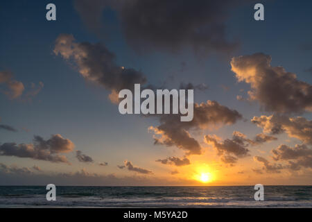 Puerto Maroma, Mexiko, 22 Feb, 2018. Die Sonne über dem karibischen Meer an einem Urlaubsort auf Maroma Beach. Enrique Ufer/Alamy Stock Foto Stockfoto