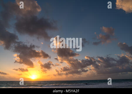 Puerto Maroma, Mexiko, 22 Feb, 2018. Die Sonne über dem karibischen Meer an einem Urlaubsort auf Maroma Beach. Enrique Ufer/Alamy Stock Foto Stockfoto