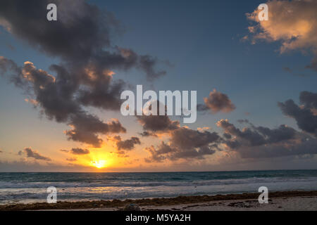 Puerto Maroma, Mexiko, 22 Feb, 2018. Die Sonne über dem karibischen Meer an einem Urlaubsort auf Maroma Beach. Enrique Ufer/Alamy Stock Foto Stockfoto