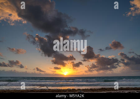 Puerto Maroma, Mexiko, 22 Feb, 2018. Die Sonne über dem karibischen Meer an einem Urlaubsort auf Maroma Beach. Enrique Ufer/Alamy Stock Foto Stockfoto