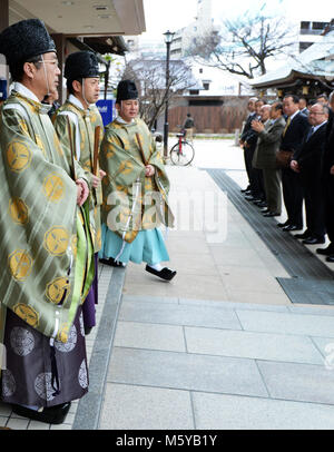 Shinto Priester Durchführung einer Zeremonie an der bunten Kushida Heiligtum in Hakata, Fukuoka, Japan. Stockfoto