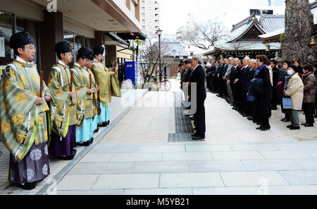 Shinto Priester Durchführung einer Zeremonie an der bunten Kushida Heiligtum in Hakata, Fukuoka, Japan. Stockfoto