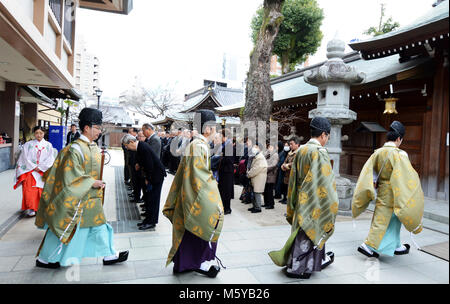 Shinto Priester Durchführung einer Zeremonie an der bunten Kushida Heiligtum in Hakata, Fukuoka, Japan. Stockfoto