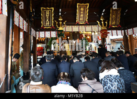 Shinto Priester Durchführung einer Zeremonie an der bunten Kushida Heiligtum in Hakata, Fukuoka, Japan. Stockfoto