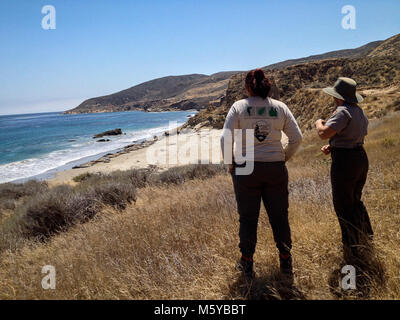 Santa Rosa Island. Karin und Paula, die in einen schönen Blick auf den Pazifischen Ozean von Santa Rosa Island. Stockfoto