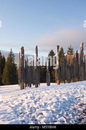 Sammlung von Totem Pole in Burnaby Mountain Park im Winter. Burnaby, BC, Kanada (Vancouver) Stockfoto