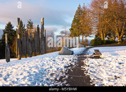 Hölzerne Totems" Spielplatz der Götter' in Burnaby Mountain Park im Winter mit Schnee. Burnaby, BC, Kanada (Vancouver) Stockfoto