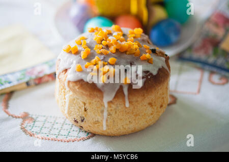 Schöne traditionelle Ostern Kuchen kulich Ukrainisch Russisch Stil mit farbigen Eier auf Tabelle Stockfoto