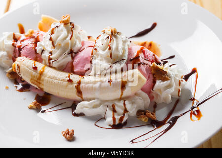 Bananensplit Eis mit Schlagsahne, Nüssen und Kirsche Stockfoto
