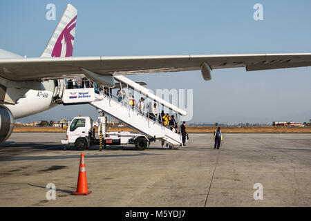 KATHMANDU, Nepal - ca. Januar 2018: Passagiere aussteigen aus einem Qatar Airways Flug am Tribhuvan International Airport. Stockfoto