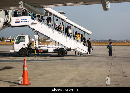 KATHMANDU, Nepal - ca. Januar 2018: Passagiere aussteigen aus einem Qatar Airways Flug am Tribhuvan International Airport. Stockfoto