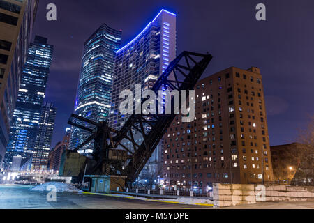 Alte geschlossen KInzie Brücke in Chicago Downtown am Fluss Stockfoto