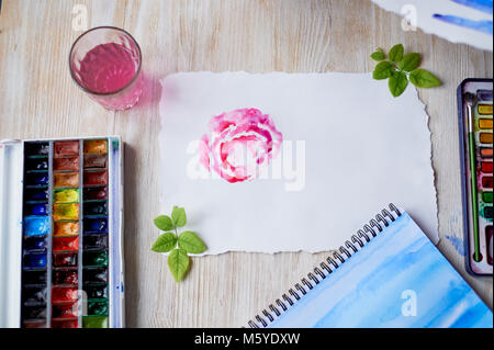 Der Prozess des Erstellens einer Abbildung des Künstlers. Aquarell malen. Hand mit Bürste Stockfoto