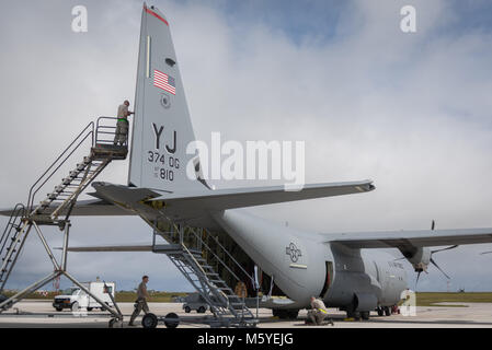 Flieger zum 374. Instandhaltungsgruppe zugeordnet Führen Sie Wartungsarbeiten an einem US Air Force C-130J Super Hercules auf der 36th Airlift Squadron während der Übung bewältigen Nord 2018 belegt bei Andersen Air Force Base, Guam, 24.02.22. CN 18 ermöglicht die USA und die alliierten Streitkräfte humanitäre Hilfe und Katastrophenhilfe für die Vorbereitung auf und vor den verheerenden Folgen der Naturkatastrophen wieder zu üben. (U.S. Air Force Foto von Airman 1st Class Juan Torres Chardon) Stockfoto