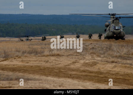 Us-Armee Fallschirmjäger, die den zweiten Bataillon, 325 Airborne Infanterie Regiment, 2nd Brigade Combat Team, 82nd Airborne Division, Abbauen von CH-47 Chinook Hubschrauber während eines Air Assault Mission als Teil der Abteilung Bereitschaft Übung auf Fort Bragg, N.C., Feb.12, 2018 gehalten zugeordnet. Die Ausübung validiert die Fähigkeit der Teilung einer Brigade Combat Team mit angehängten Enabler kurzfristig bereitstellen. Die DRE begann mit einer Last von Tausenden von Ausrüstung, die von einer gemeinsamen gewaltsamen Eindringen Operation auf einer angefochtenen Flugplatz gefolgt und kam zu dem Schluss mit Air Assault Missionen ene zu ergreifen Stockfoto